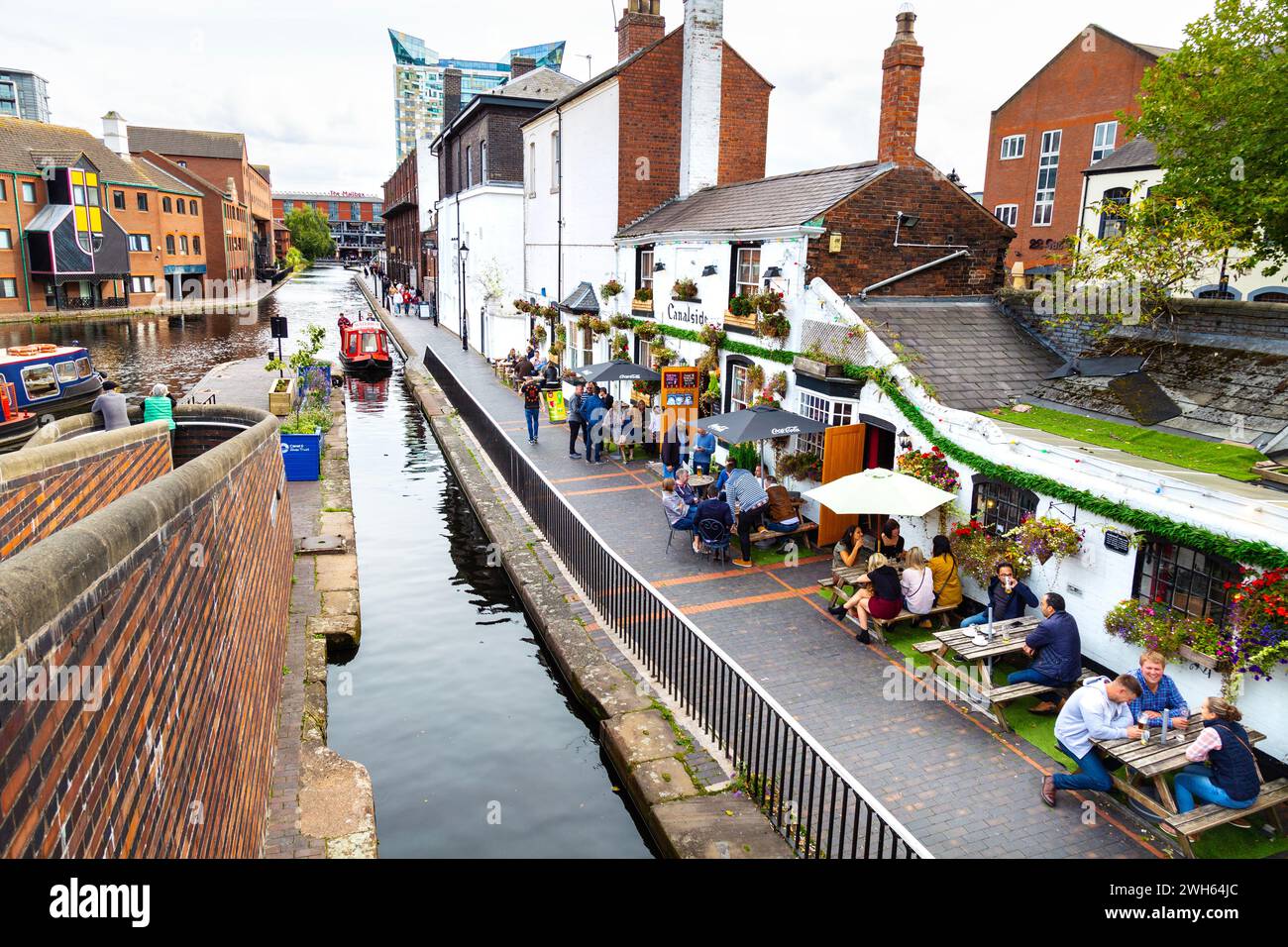 Birmingham City Centre Path le long de Birmingham canal Old Line et Gas Street Basin, Canalside Bar, Birmingham, West Midlands, Angleterre Banque D'Images