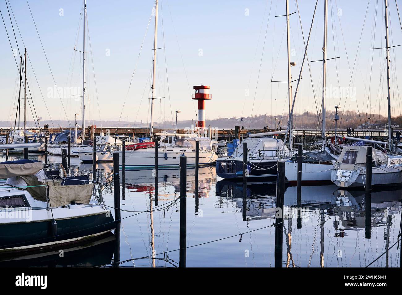 Ostseehafen Eckernförde, Hafenatmosphäre, Hafenbecken im Stadthafen, Sportboote festgemacht am Steganleger Hafenflair *** Ostseehafen Eckernförde, atmosphère portuaire, bassin portuaire dans le port de la ville, bateaux de plaisance amarrés à la jetée Hafenflair Banque D'Images