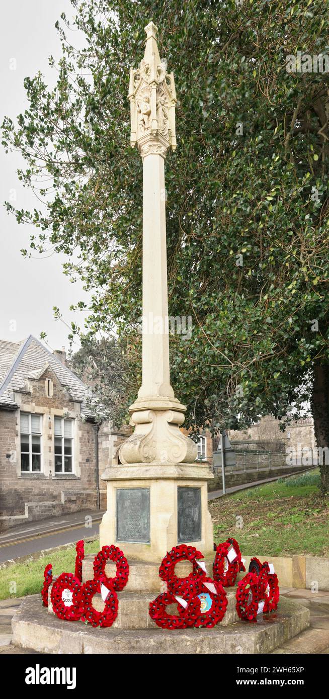 Mémorial de guerre (1914-1918 Grande Guerre) dans le cimetière de l'église paroissiale de St Peter et St Paul dans la ville marchande d'Uppingham, Rutland, Angleterre. Banque D'Images