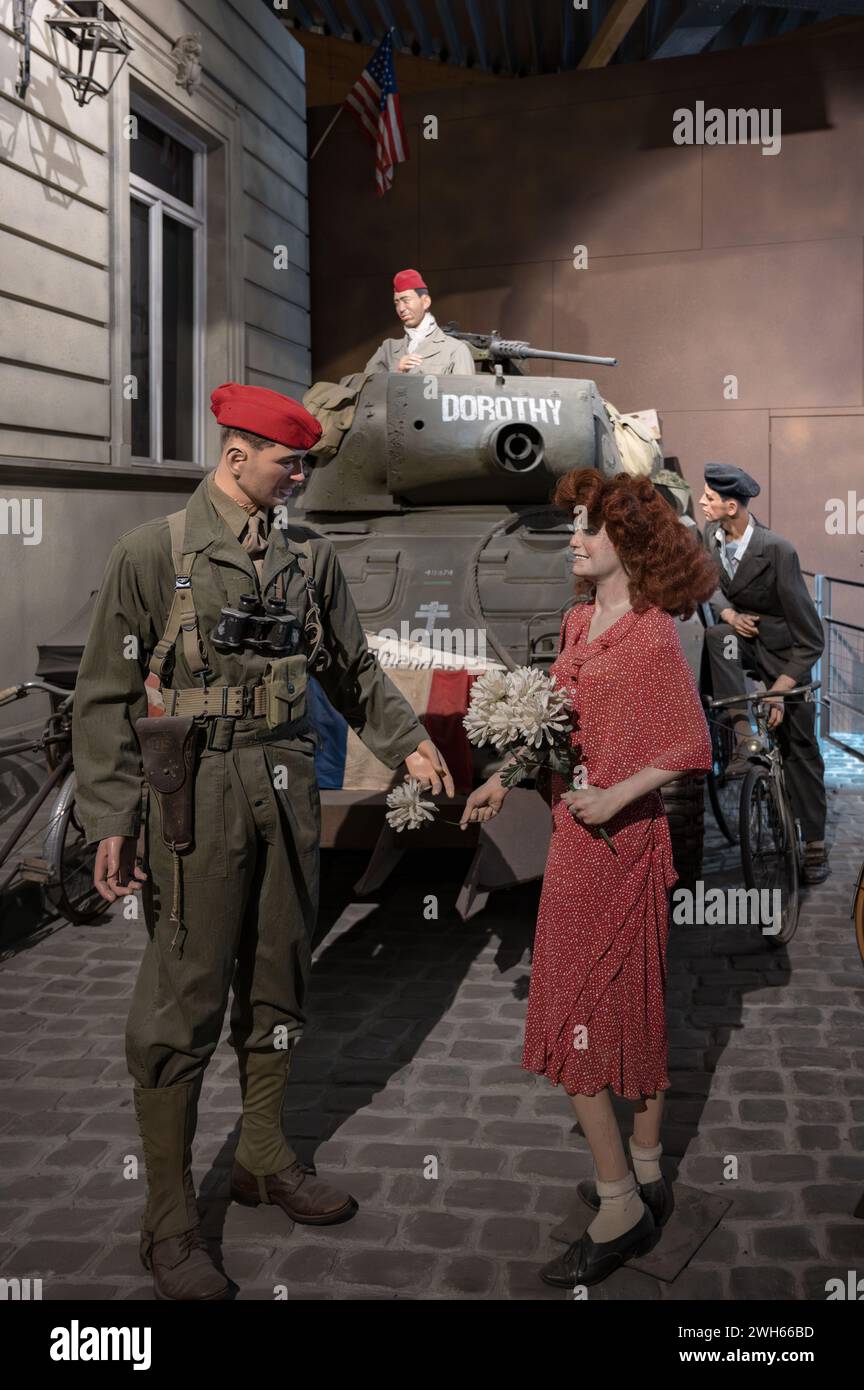 Dans les rues de la ville française un soldat américain de la seconde Guerre mondiale avec sa petite amie célébrant la victoire Banque D'Images