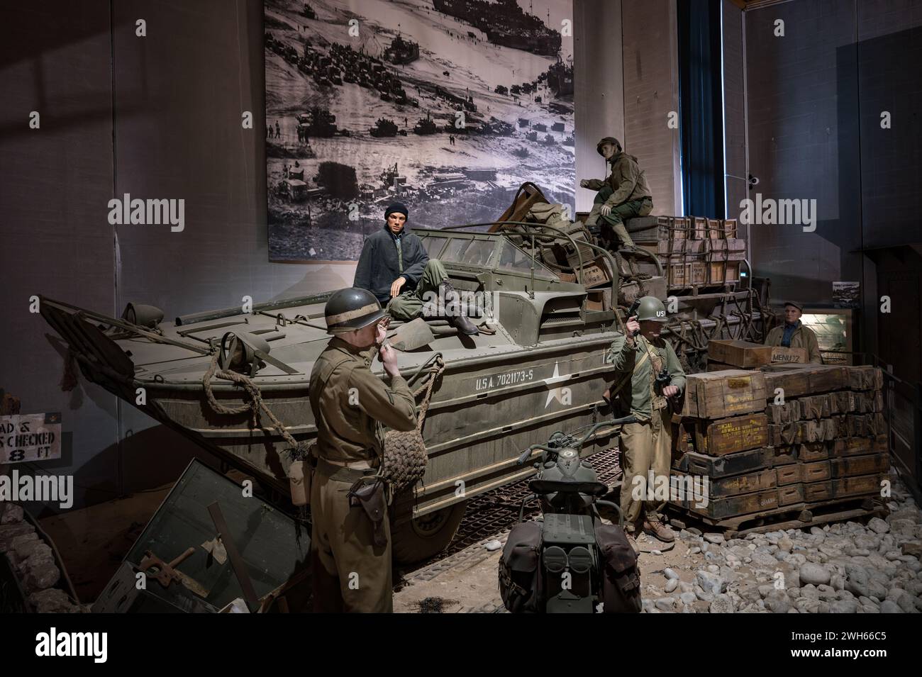 Le véhicule amphibie américain de la seconde Guerre mondiale GMC DUKW chargé de ravitaillement et de soldats Banque D'Images