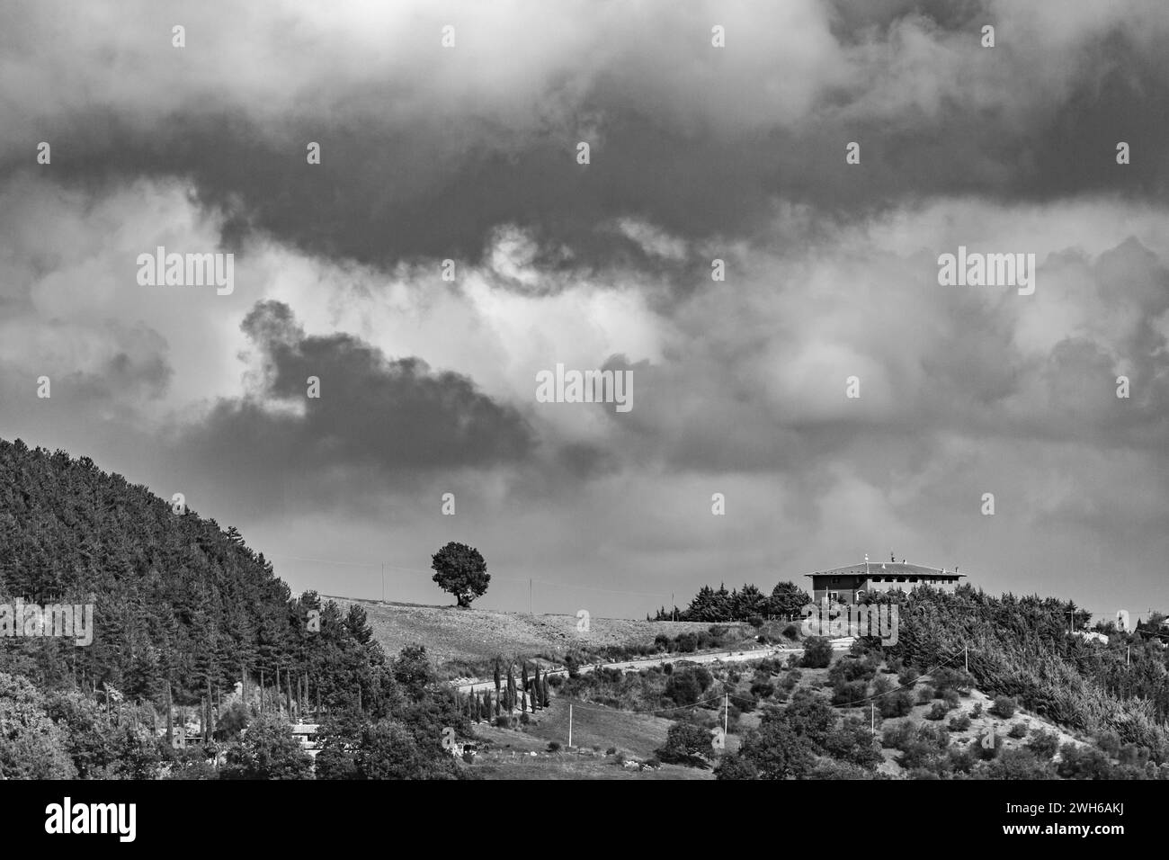 Vue monochrome, nuages sur les montagnes, ville de Seggiano, province de Grosseto, région Toscane, Italie, Europe, UE Banque D'Images