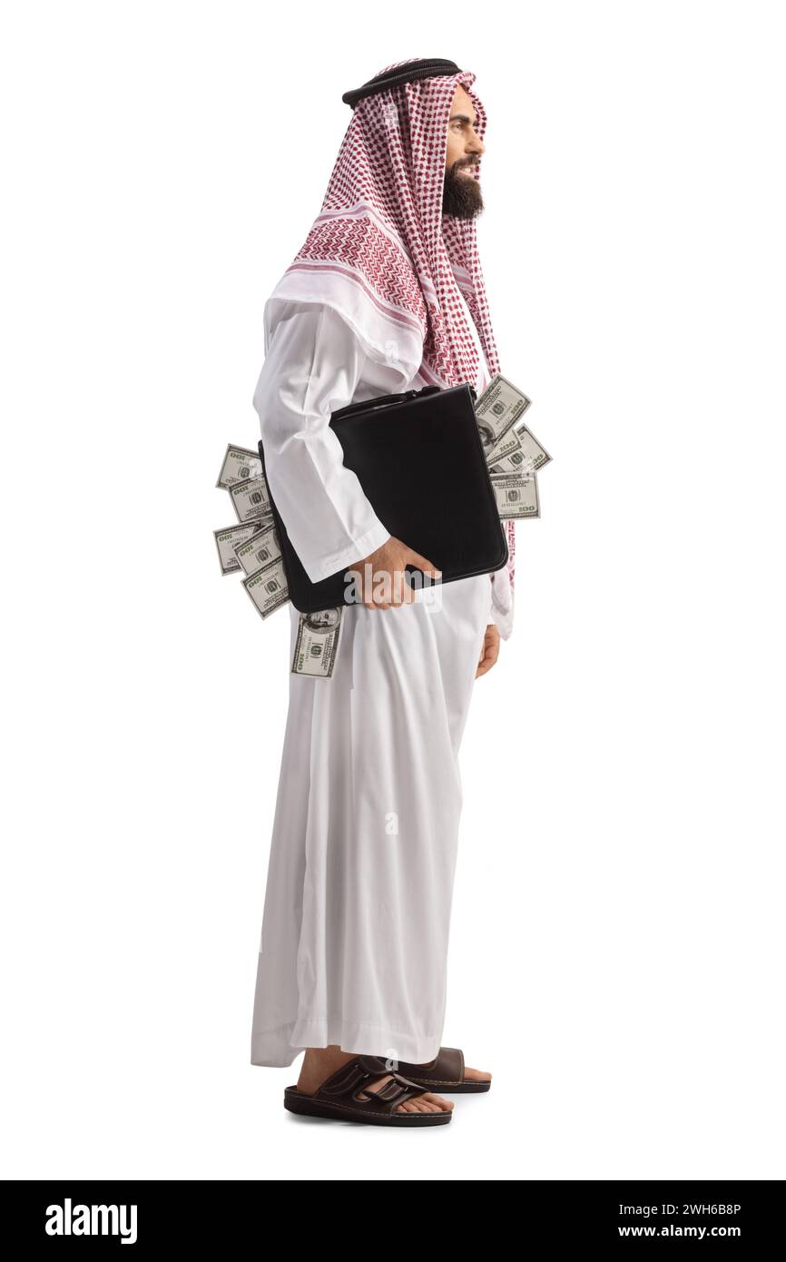 Plan de profil complet d'un homme arabe suadi avec une mallette pleine d'argent isolé sur fond blanc Banque D'Images