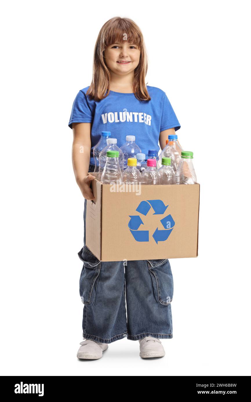 Petite fille volontaire tenant une boîte avec des bouteilles en plastique pour le recyclage isolé sur fond blanc, sauver le concept de la terre Banque D'Images