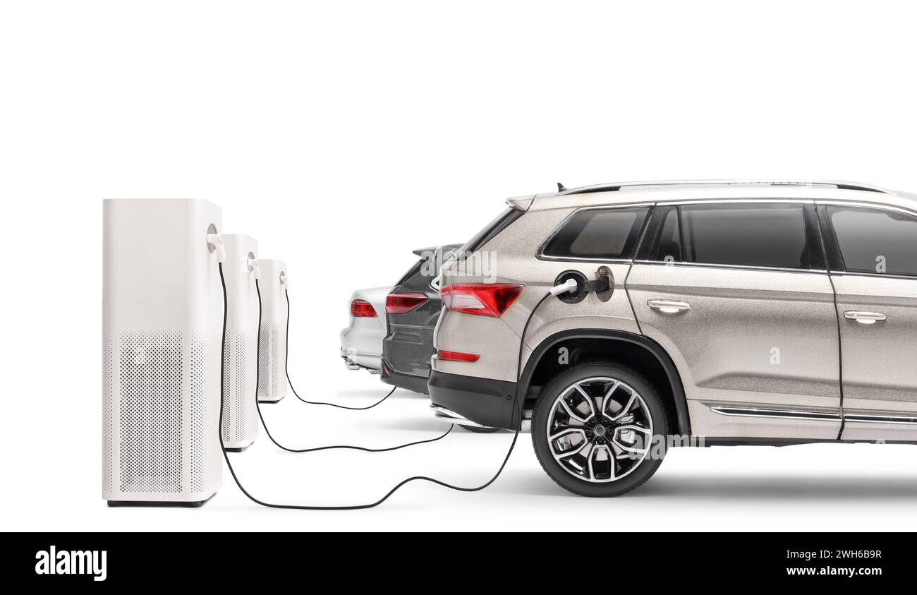 Alimentation pour la recharge de voiture électrique, voitures électriques à une station de recharge isolée sur fond blanc Banque D'Images