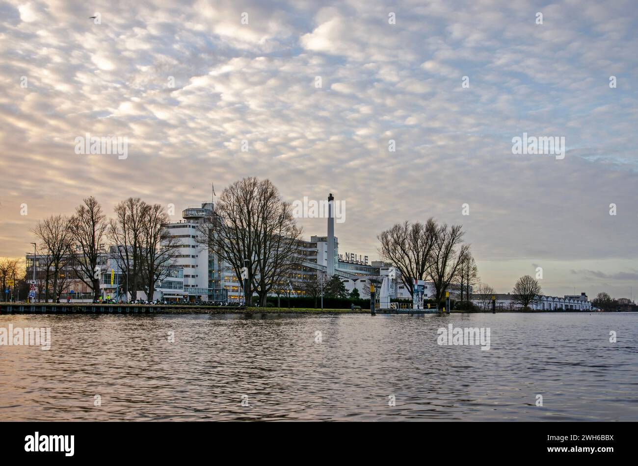 Ancienne usine Van Nelle, aujourd'hui immeuble de bureaux, lieu d'événements et patrimoine mondial de l'UNESCO, sous un ciel spectaculaire au coucher du soleil Banque D'Images