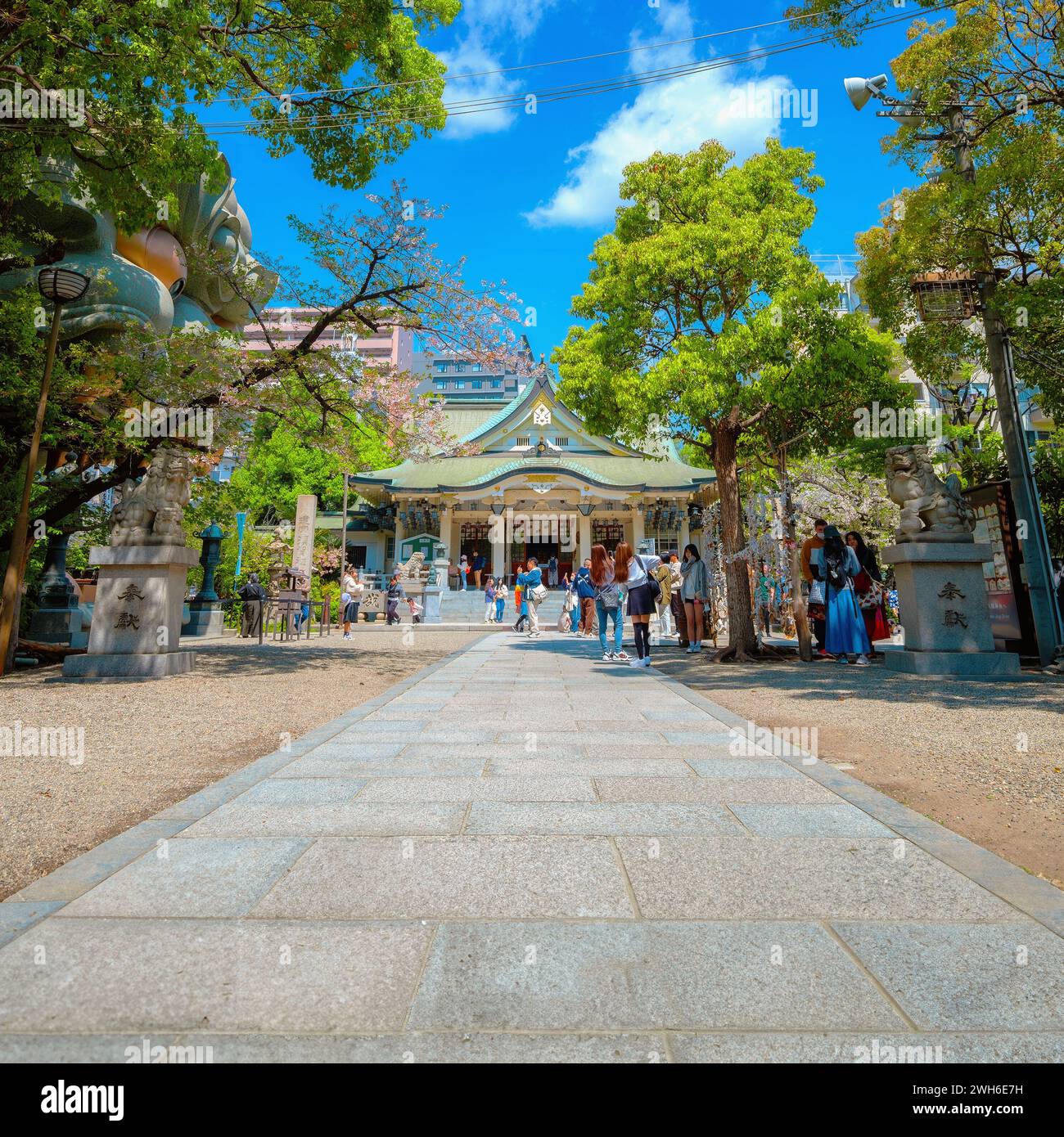 Namba Yasaka-jinja l'un des lieux de culte les plus distinctifs d'Osaka avec un gigantesque bâtiment en forme de tête de lion avec une énorme bouche ouverte qui avale le mal sp Banque D'Images