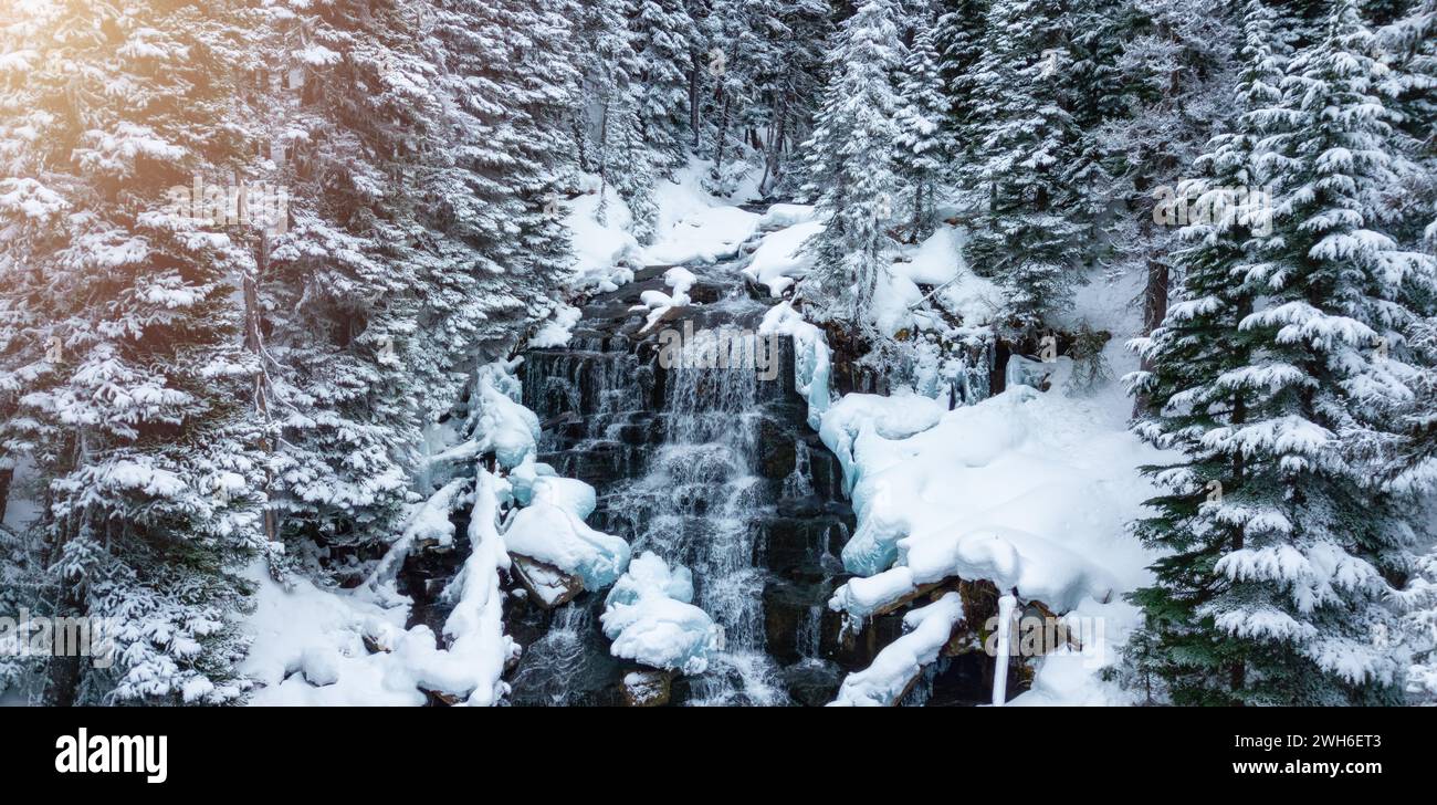 Une aérienne d'une belle cascade dans la forêt d'hiver au Canada Banque D'Images