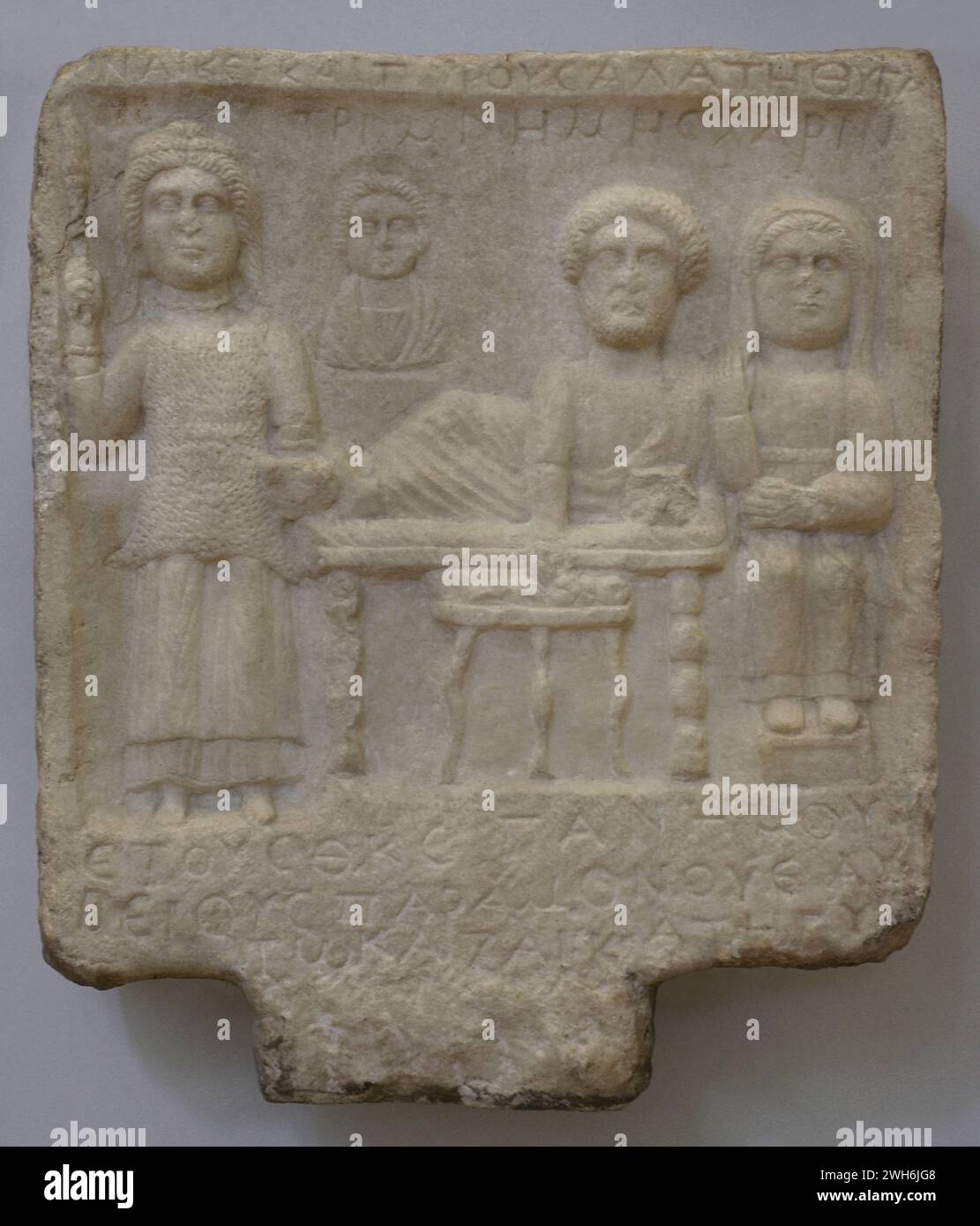 Déesse Bendis et un groupe familial : buste d'un enfant et régal mari et femme. Inscription en grec. Stèle de Bithys, sa femme Zaeka et sa fille Pyrousala. Érigé par Bithys en juin 229 de l'ère Augustienne. 198 AD. De Vranya, région de Blagoevgrad, Bulgarie. Musée archéologique national. Sofia. Bulgarie. Banque D'Images