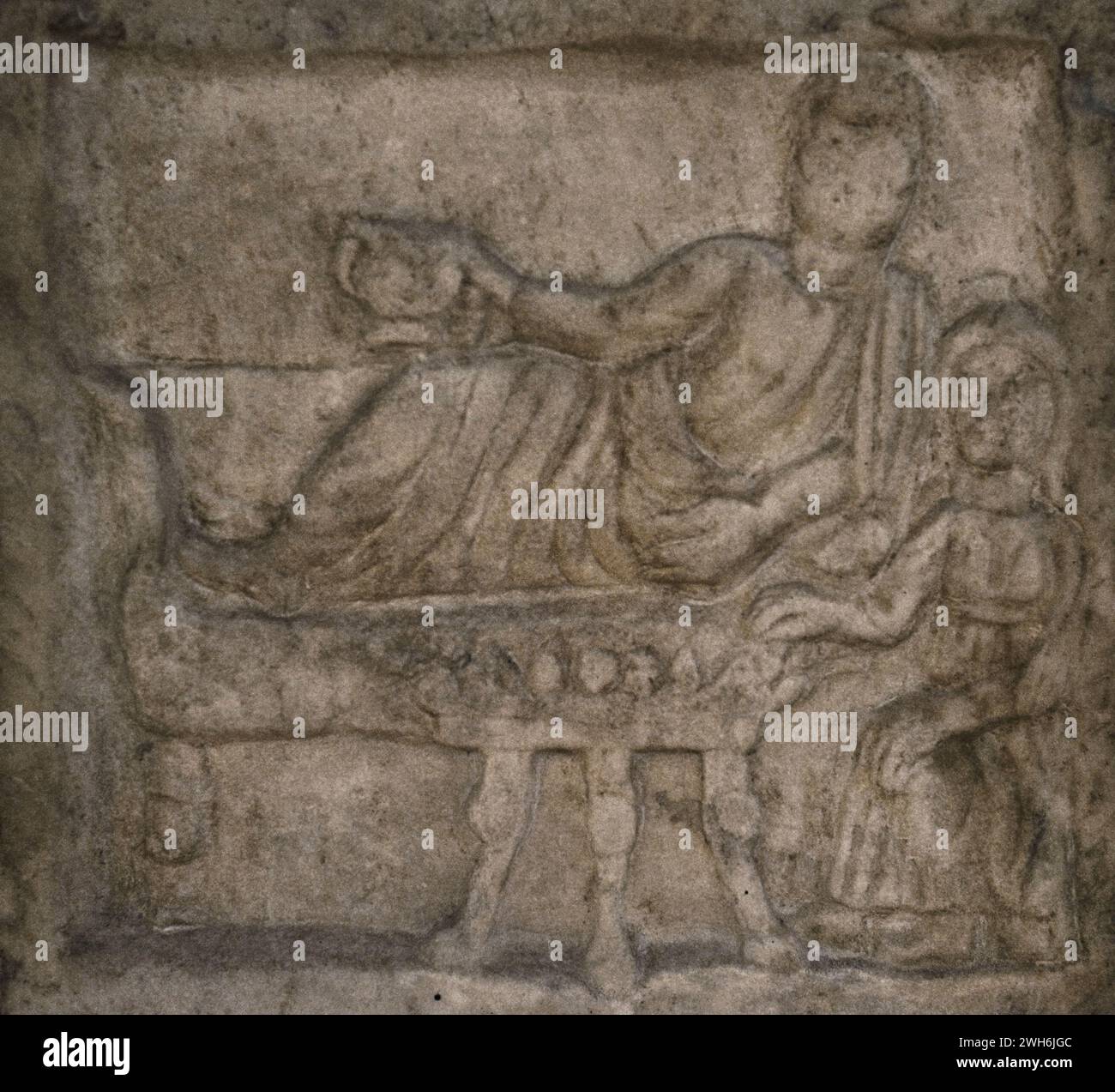 Détail d'une plaque sur l'émancipation de l'esclave Kerdola en l'an 272. Fête funéraire. Troisième quart du IIIe siècle après JC. De Ennea Hodoi (Amphipolis), Grèce. Musée archéologique national. Sofia. Bulgarie. Banque D'Images