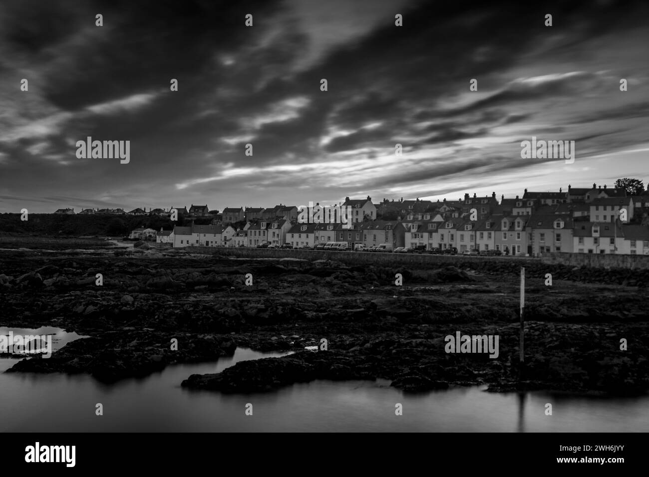 Ciel illuminant au-dessus de la ville de l'autre côté de la rivière Banque D'Images