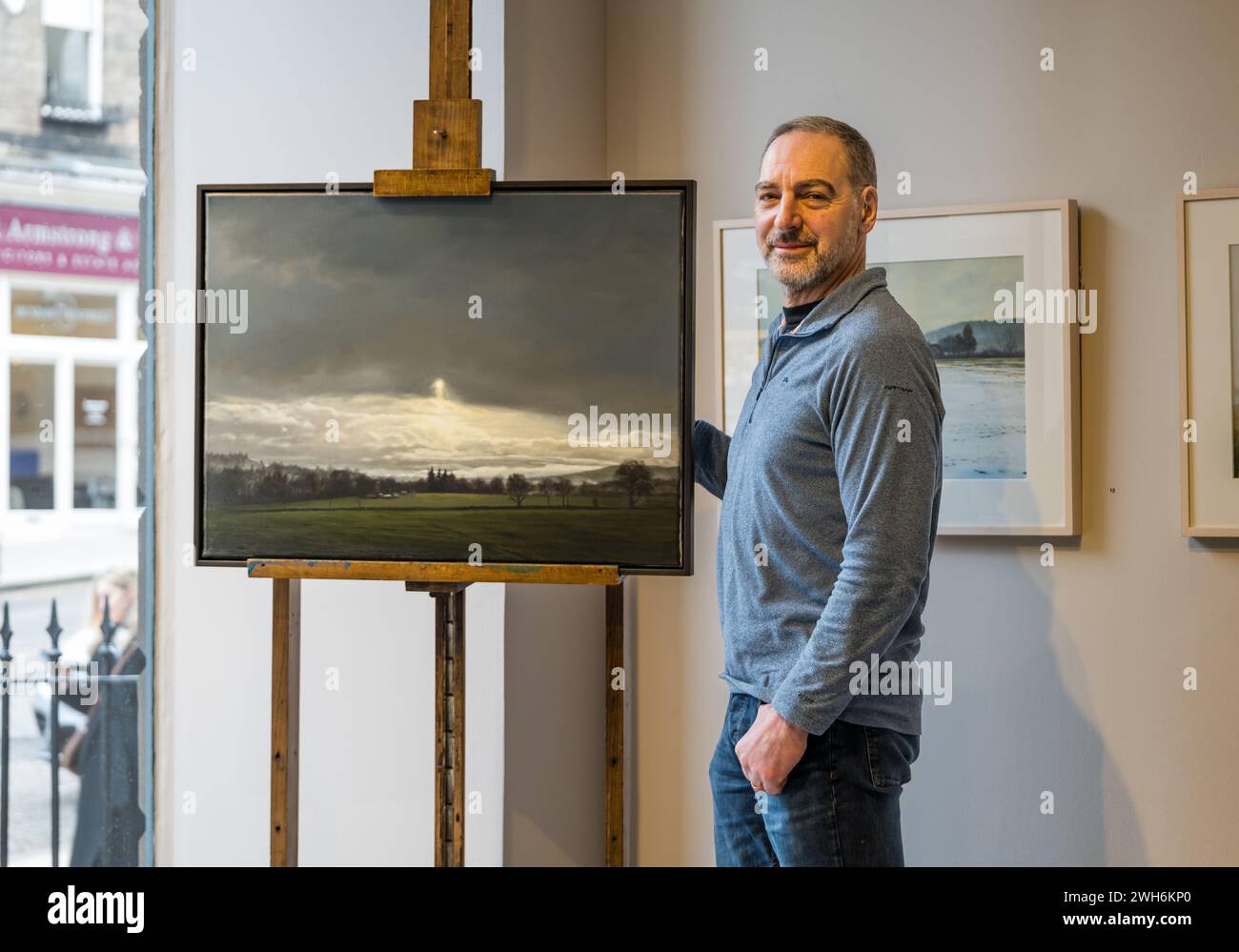 The Scottish Gallery, Edinburgh, Scotland, UK, 08 février2024, nouvelle exposition : « Prescient nature » de Philip Braham est une nouvelle série de paysages hyperréalistes. Sur la photo : L'artiste avec quelques-unes de ses peintures. Crédit : Sally Anderson/Alamy Live News Banque D'Images