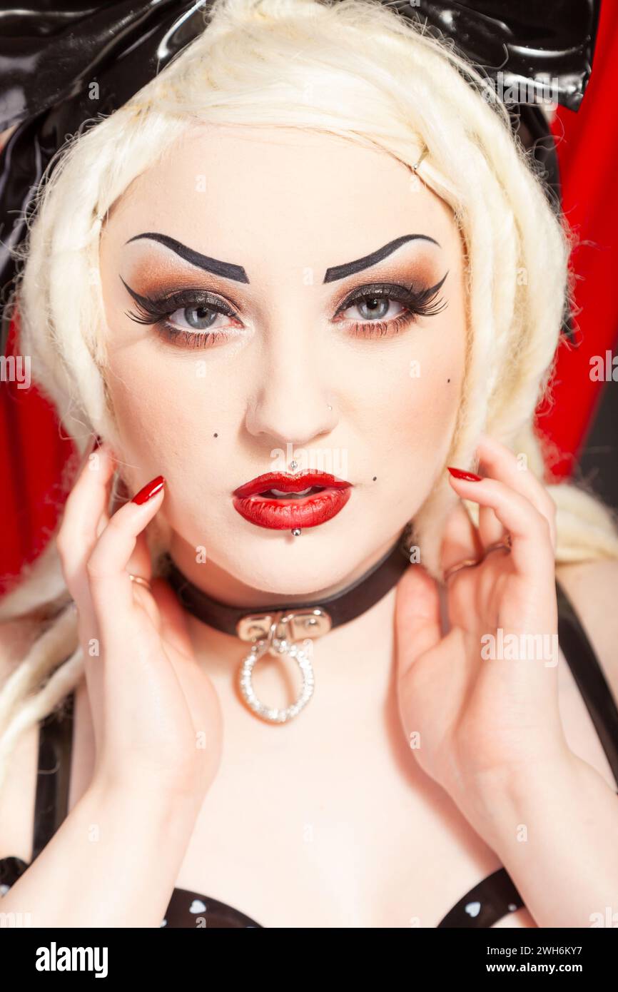Un portrait de beauté proche d'une fille au maquillage gothique et rouge à lèvres rouge vif Banque D'Images