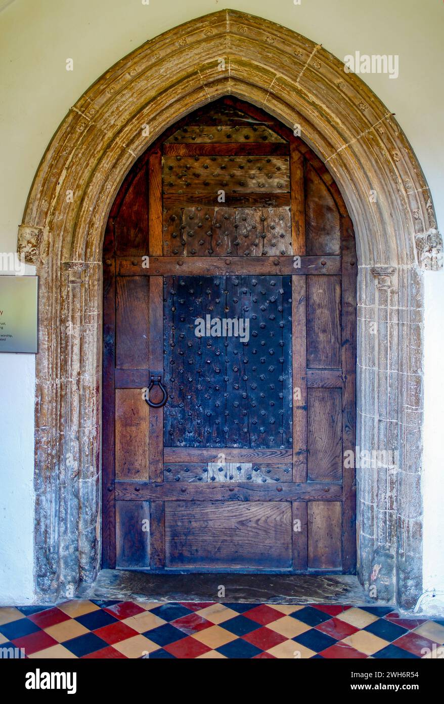 Vieille porte d'église. Banque D'Images