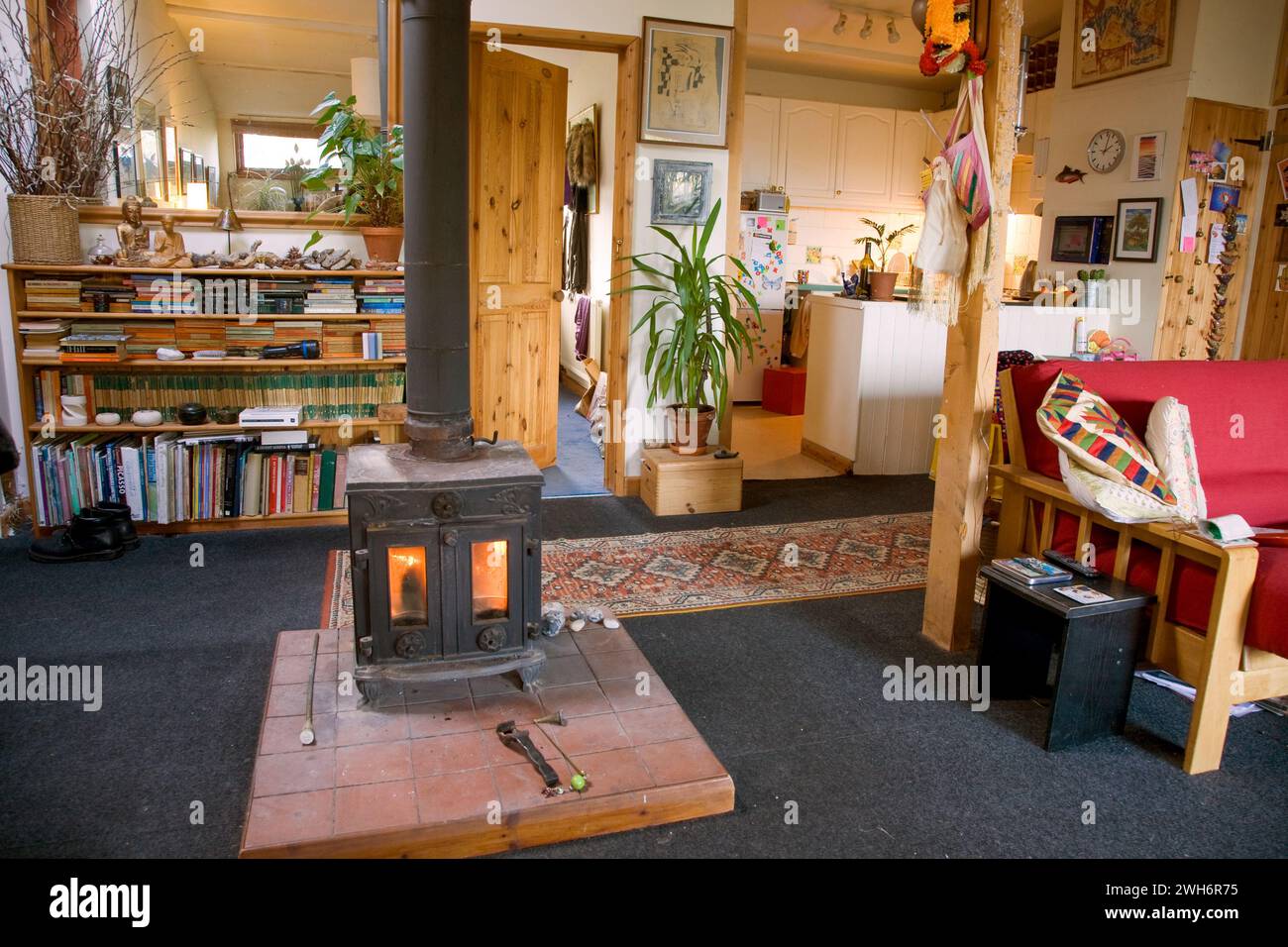 Poêle à bois dans la chambre. Banque D'Images