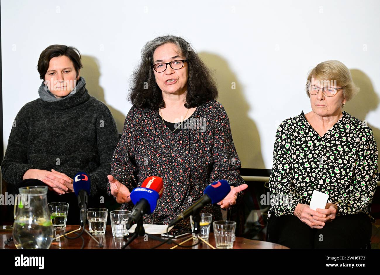 Prague, République tchèque. 08th Feb, 2024. Une conférence de presse avec les auteurs de l'appel pour que le cabinet tchèque change son approche de la crise du moyen-Orient a eu lieu à Prague, République tchèque, le 8 février 2024. L'appel est adressé au cabinet, au président et aux comités étrangers des chambres basse et haute. De gauche à droite, la politologue Zora Hesova, la bohème et militante civile Jana Hradilkova et Lida Hesova, médecin qui a travaillé avec l'organisation médecins sans frontières à Gaza. Crédit : Roman Vondrous/CTK photo/Alamy Live News Banque D'Images