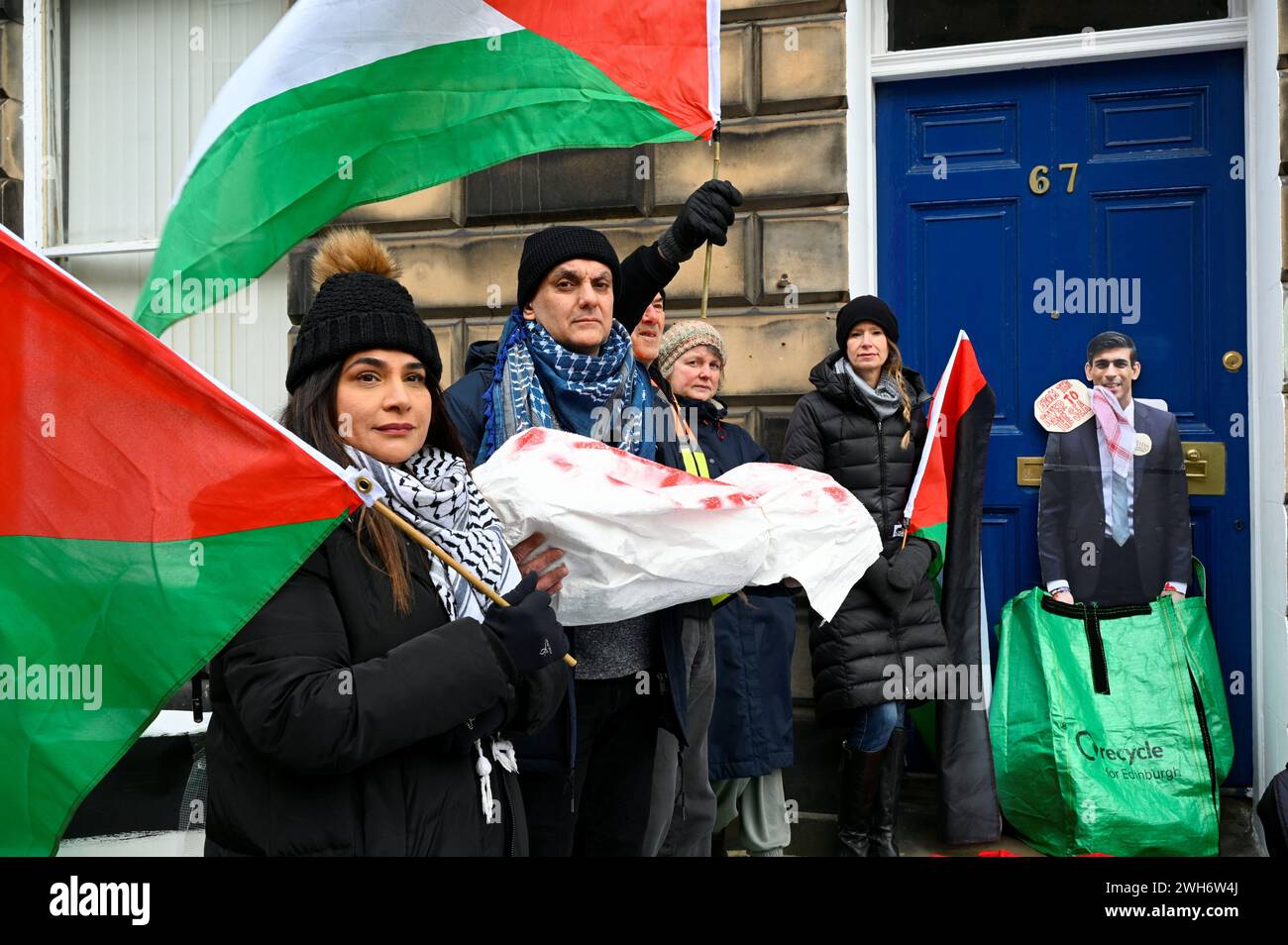 Édimbourg, Écosse, Royaume-Uni. 8 février 2024. Manifestants devant le siège du parti conservateur écossais dans Northumberland Street, manifestation anti-Tory/Pro-palestinienne. Crédit : Craig Brown/Alamy Live News Banque D'Images