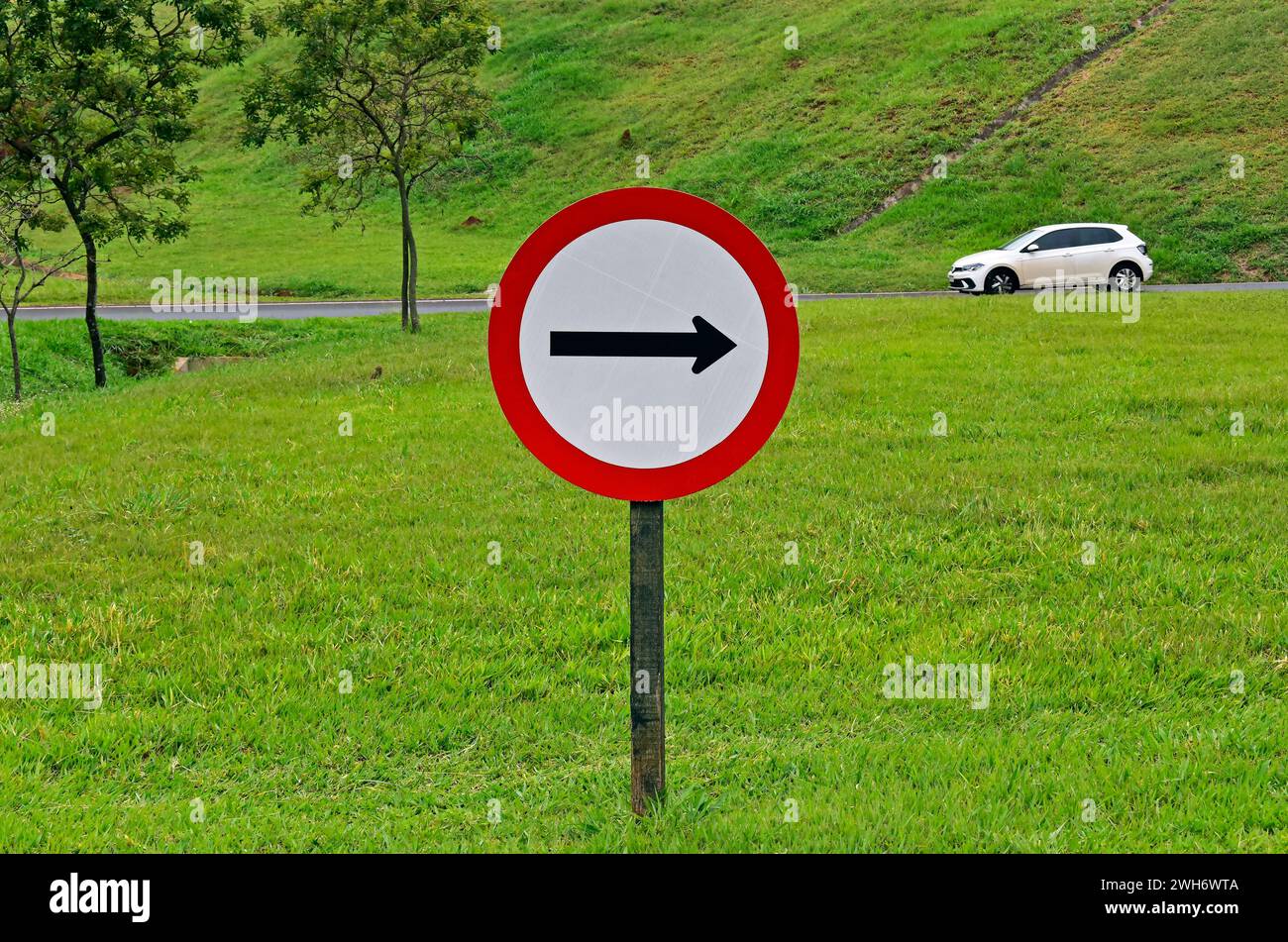 Panneau de signalisation indiquant un sens à Ribeirao Preto, Sao Paulo, Brésil Banque D'Images