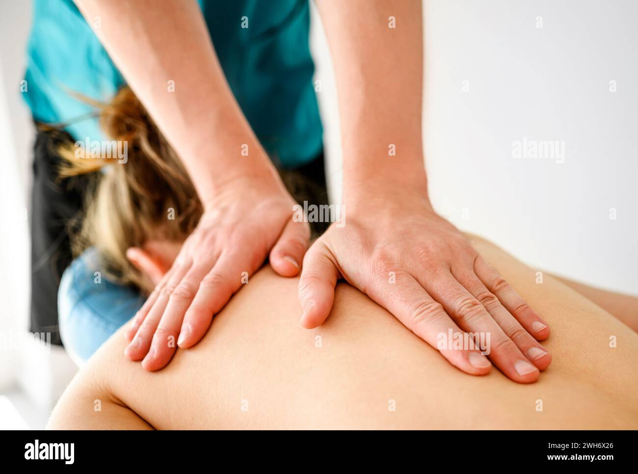 Massothérapeute effectuant un massage du dos dans le spa salon. Soins de santé et procédures de relaxation. Banque D'Images