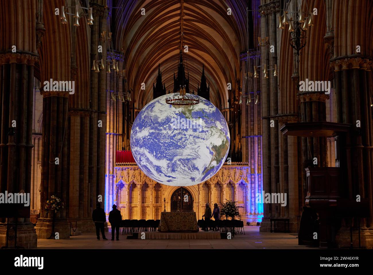 8 février 2024. Cathédrale de Lincoln Gaia mesurant sept mètres de diamètre, Gaia offre l’occasion de voir notre planète flotter en trois dimensions dans le vaste espace de la nef de la cathédrale de Lincoln. Contemplez les merveilles de la vie sur terre et expérimentez l'effet vue d'ensemble ; les astronautes rapportent un sentiment d'admiration pour la planète, une compréhension profonde de l'interconnexion de toute vie et un sens renouvelé de la responsabilité envers l'environnement. Lundi 5 au dimanche 25 février crédit : Phil Crow/Alamy Live News Banque D'Images