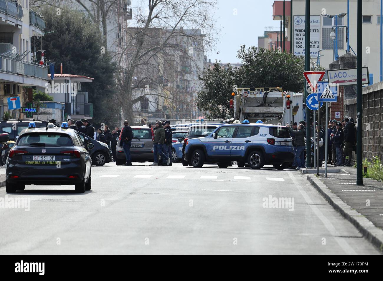 08 février 2024, Naples, Italie. La police sur le site où un homme, dans son appartement, a d'abord tué sa femme, puis tiré par la fenêtre sur la police, puis s'est suicidé, dans le quartier San Giovanni a Teduccio à Naples. Crédit : Marco Cantile/Alamy Live News Banque D'Images