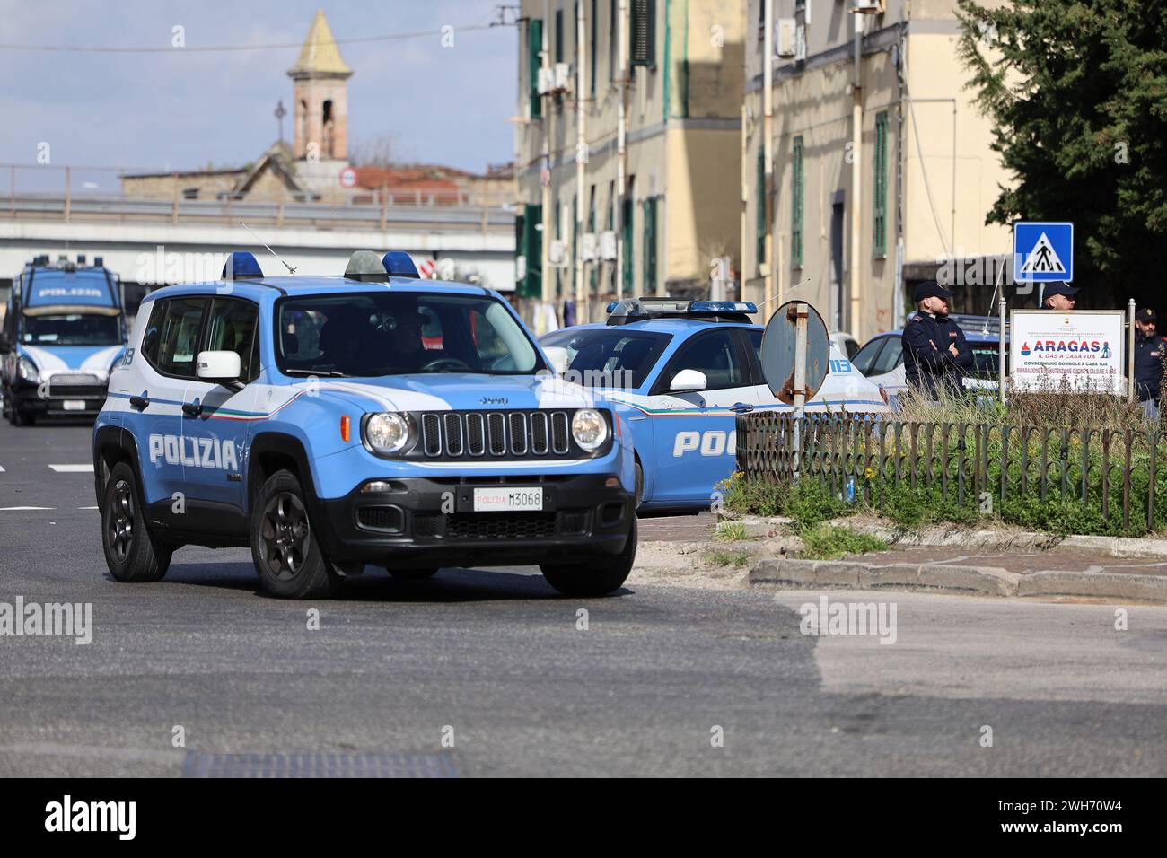 08 février 2024, Naples, Italie. La police sur le site où un homme, dans son appartement, a d'abord tué sa femme, puis tiré par la fenêtre sur la police, puis s'est suicidé, dans le quartier San Giovanni a Teduccio à Naples. Crédit : Marco Cantile/Alamy Live News Banque D'Images