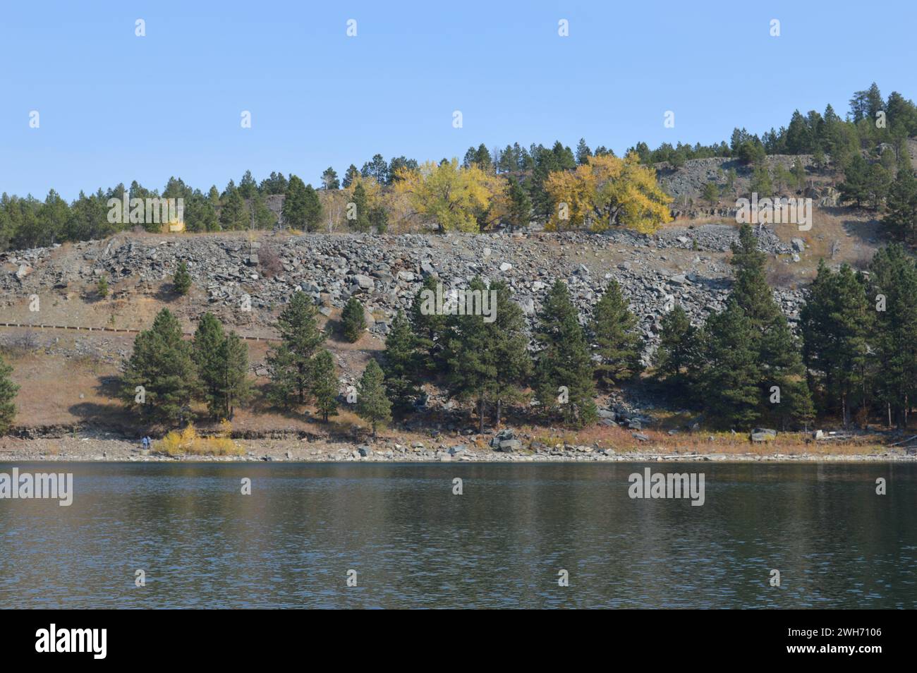 Magnifique lac Pactola dans la forêt nationale des Black Hills à l'automne Banque D'Images