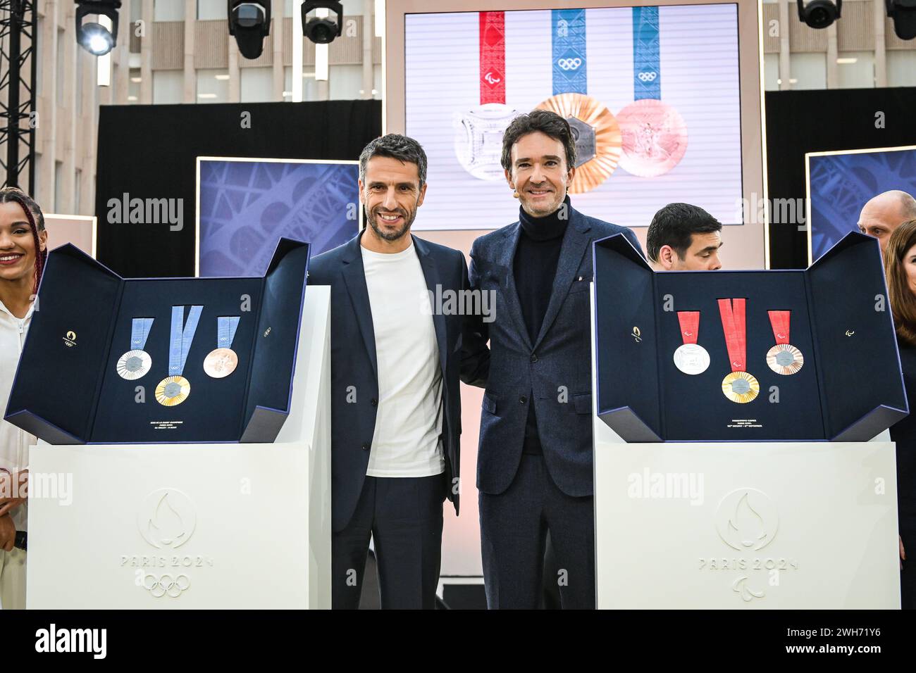 Président du Comité d’organisation des Jeux Olympiques et Paralympiques de Paris 2024 et ancien canoéiste français Tony ESTANGUET et CEO de la Holding LVMH Antoine ARNAULT posent aux côtés des médailles olympiques et paralympiques lors du dévoilement des médailles des Jeux Olympiques et Paralympiques de Paris 2024 en février 8, 2024 à Saint-Denis, France Banque D'Images