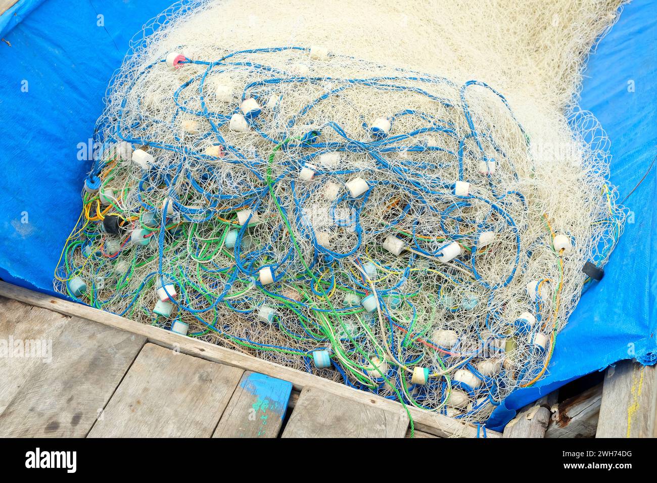Piles de filets de pêche séchant sur le bateau Banque D'Images