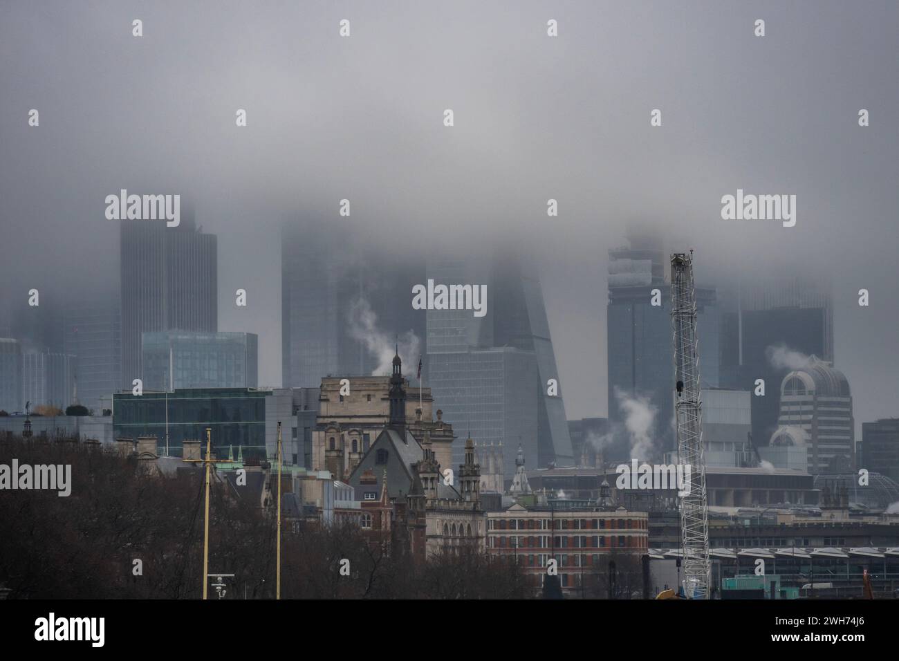 Londres, Royaume-Uni. 8 février 2024. La ville est enveloppée de nuages de tempête bas et de brume - le temps humide et froid du dernier système de tempête arrive à Londres. Crédit : Guy Bell/Alamy Live News Banque D'Images