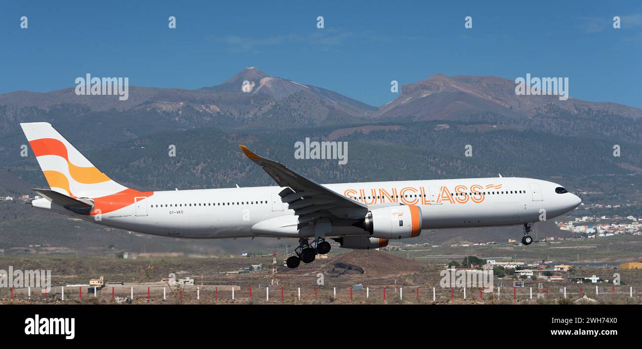 Tenerife, Espagne le 4 février 2024. Airbus A330-941 Sunclass Airlines vole dans le ciel bleu. Atterrissage à l'aéroport de Tenerife. Volcan El Teide dans le bac Banque D'Images