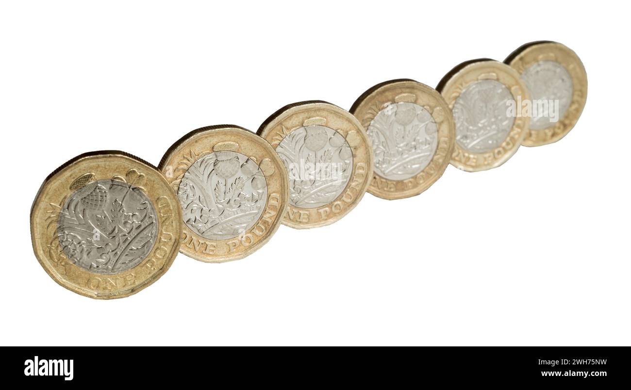 Argent britannique une rangée de pièces de livre sterling isolées sur un fond blanc Banque D'Images