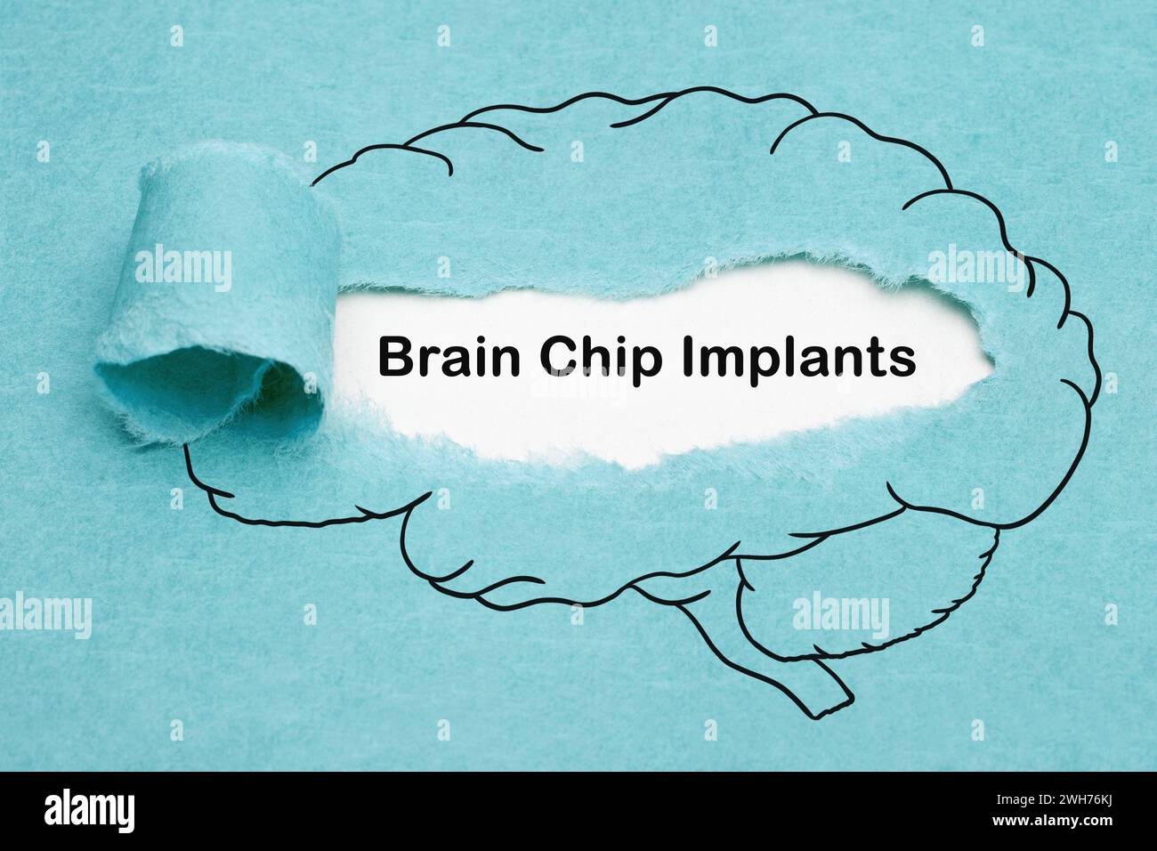 Texte Brain Chip implants apparaissant derrière du papier bleu déchiré avec un dessin de cerveau humain. Concept d'innovation en neurotechnologie. Banque D'Images