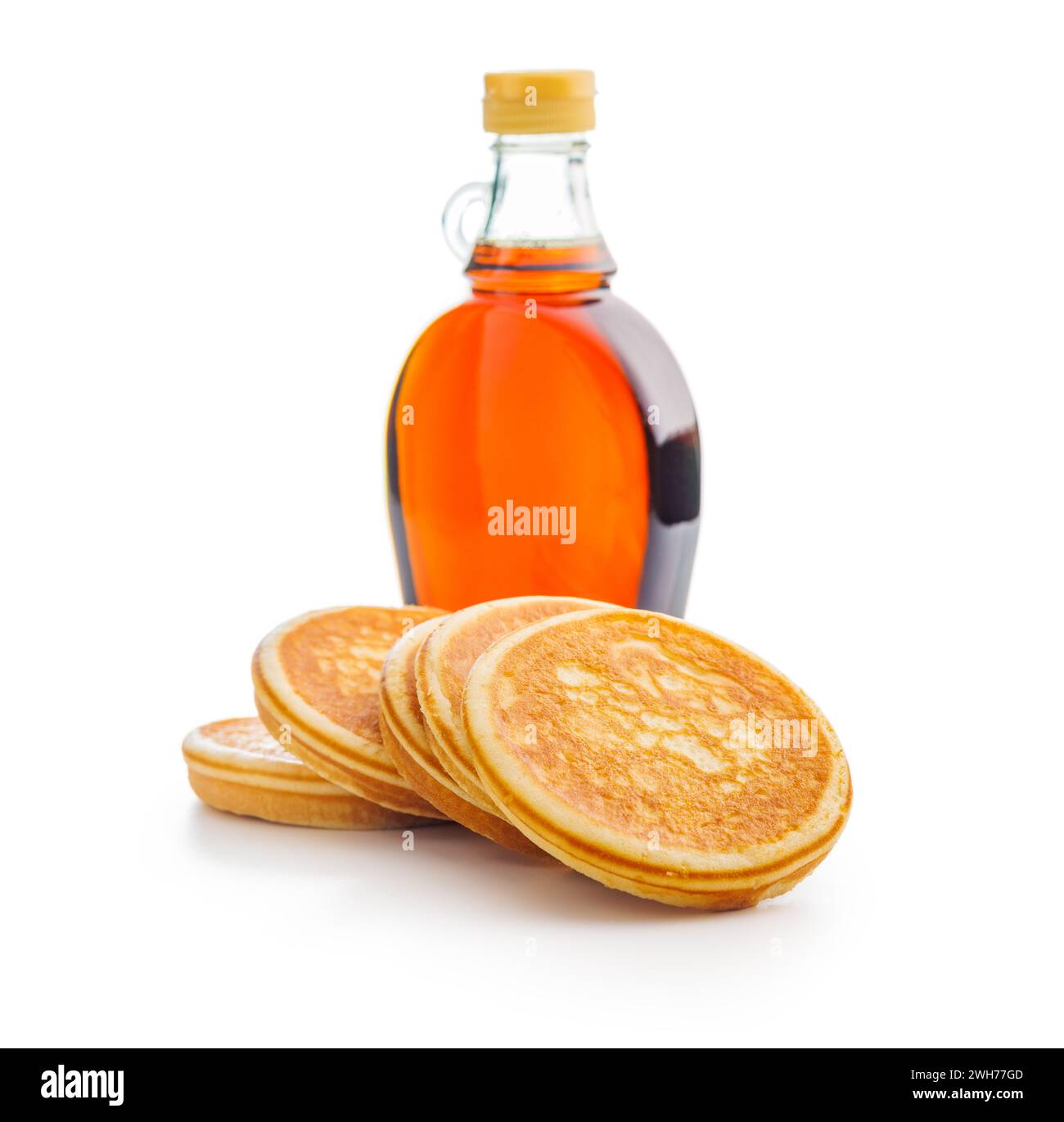 Crêpes et sirop d'érable en bouteille isolés sur le backgorund blanc. Banque D'Images