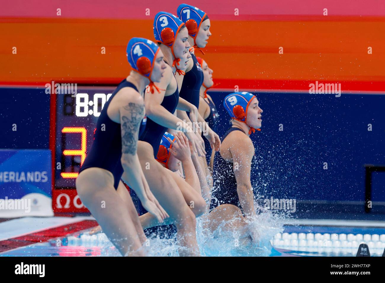 Doha, Qatar. 08th Feb, 2024. DOHA, QATAR - 8 FÉVRIER : L'équipe des pays-Bas saute dans l'eau lors du match féminin de water-polo entre le Brésil et les pays-Bas lors des Championnats du monde de natation de Doha 2024 à Aspire Dome le 8 février 2024 à Doha, Qatar. (Photo de MTB-photo/BSR Agency) crédit : BSR Agency/Alamy Live News Banque D'Images