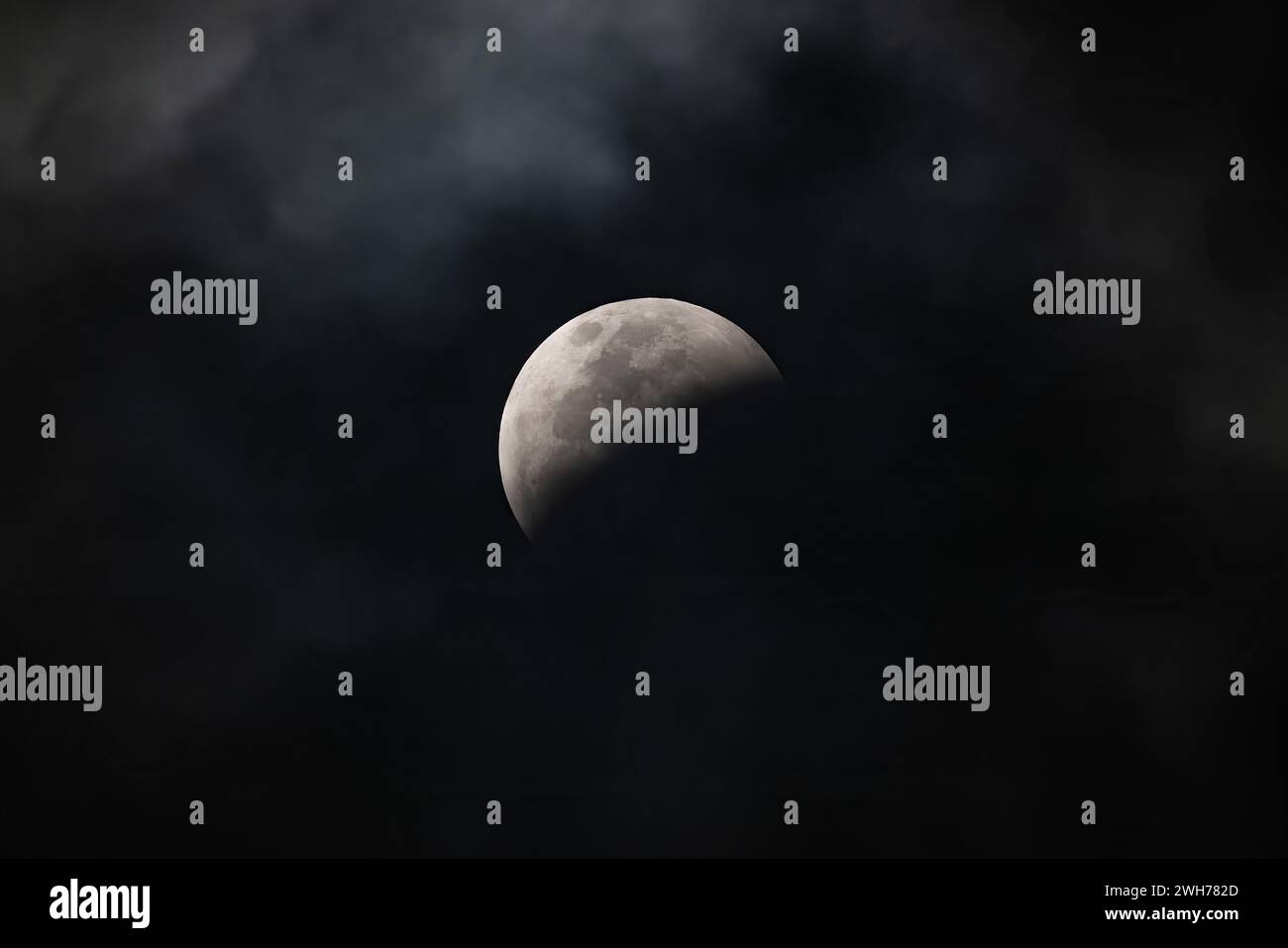 Éclipse totale en cours de la super lune du loup de sang le 21 janvier 2019, vue depuis Uxmal, Yucatan, Mexique. Banque D'Images