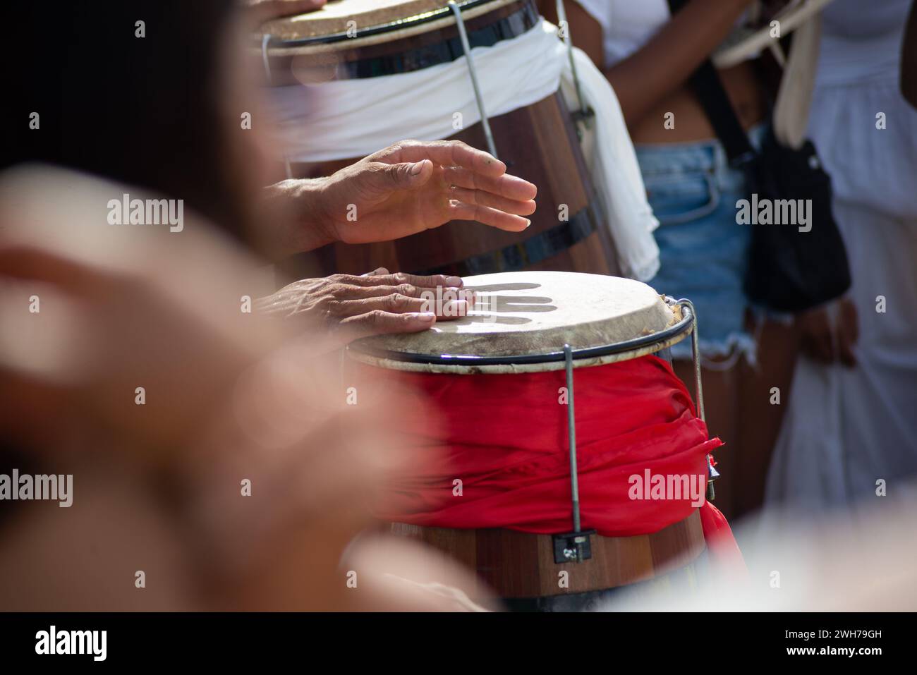 Les mains des percussionnistes jouent atabaques pour iemanja. Salvador, Bahia. Banque D'Images