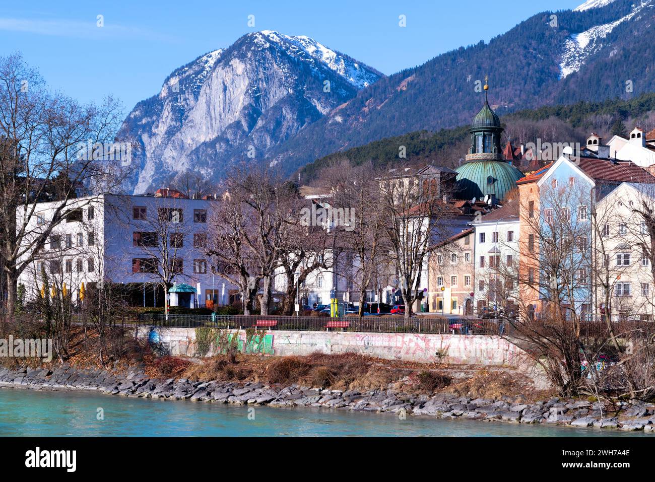 Paysage urbain du centre-ville d'Innsbruck avec de belles maisons, rivière Inn et Alpes tyroliennes, Autriche, Europe Banque D'Images