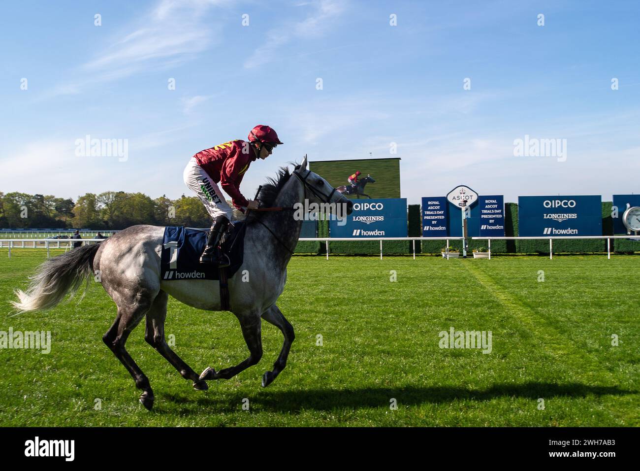 Ascot, Berkshire, Royaume-Uni. 3 mai 2023. Horse Cash monté par le jockey Jamie Spencer se dirige sur le circuit pour les Howden Bloodstock Paradise Stakes à l'hippodrome d'Ascot lors du Royal Ascot Trials Day présenté par Howden. Crédit : Maureen McLean/Alamy Banque D'Images