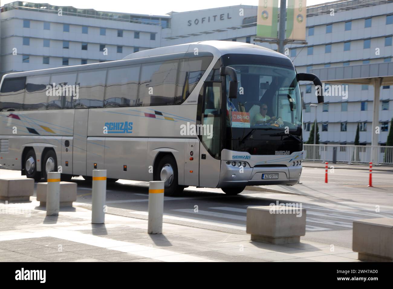 Athènes Grèce Aéroport international d'Athènes (AIA) car Eleftherios Venizelos devant le terminal 2 Banque D'Images