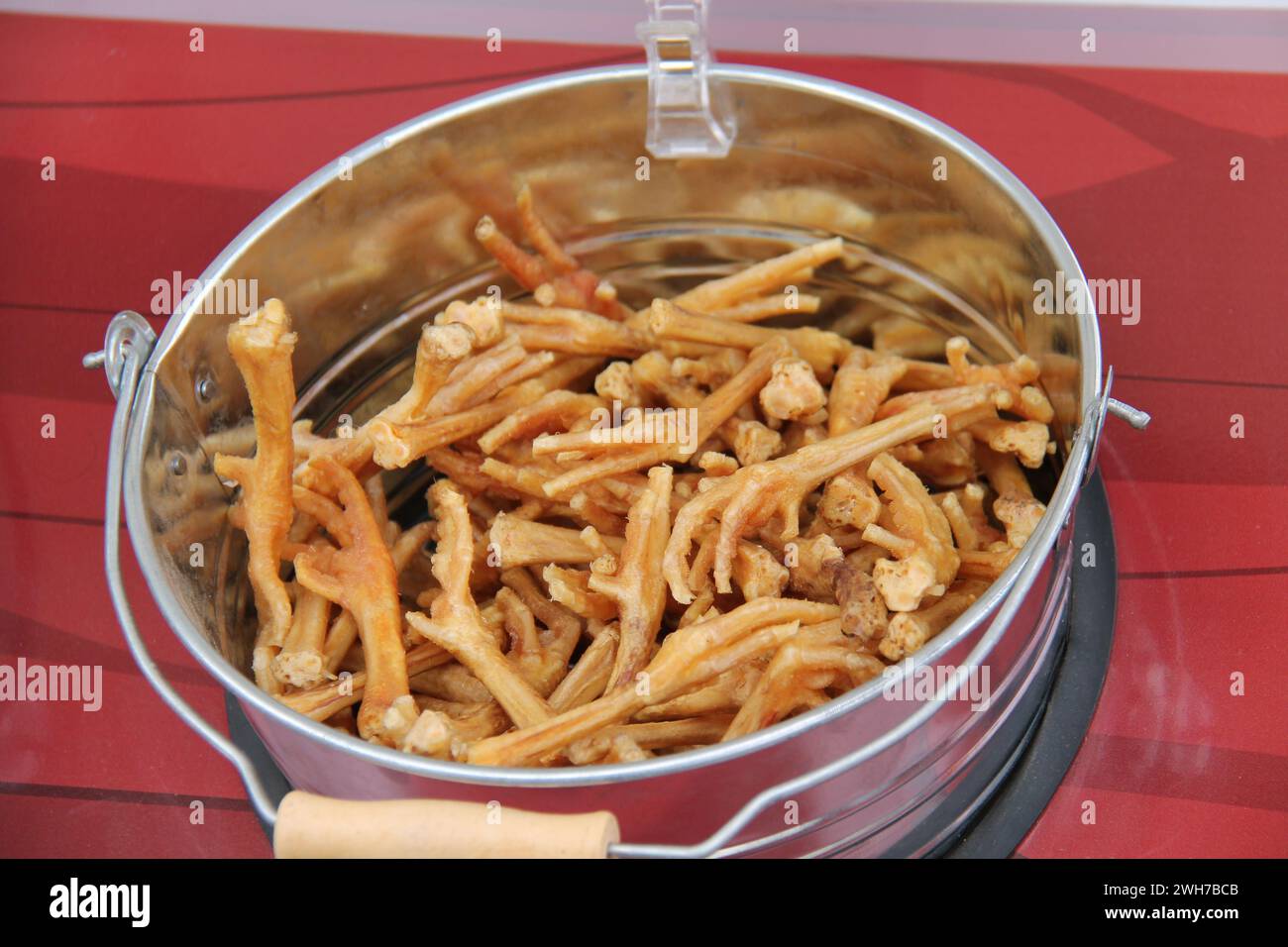 Un seau en métal de pieds de poulet pour Dog Treats Food. Banque D'Images