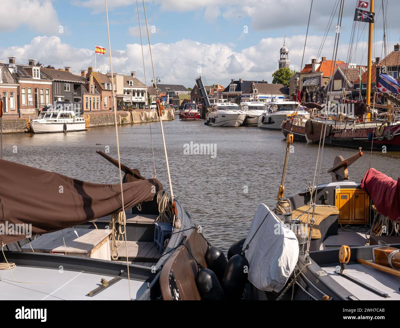 Bateaux traditionnels et modernes dans le canal Binnenhaven de la vieille ville de Lemmer, Frise, pays-Bas Banque D'Images