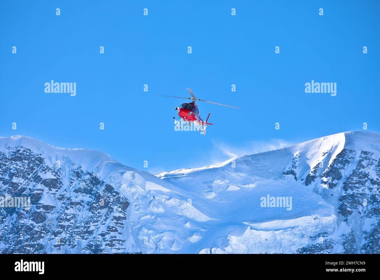 Hélicoptère volant dans la zone alpine Matterhorn Glacier Paradise, village de Zermatt, Suisse Banque D'Images