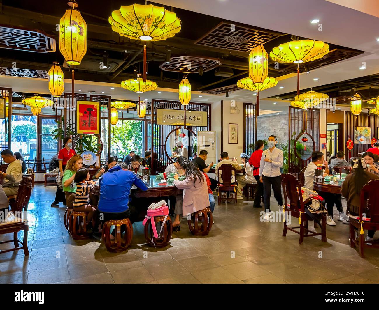 Suzhou, Chine, les gens de grande foule, assis à l'intérieur aux tables, partager des repas, touristes chinois, restaurants chinois, intérieur Banque D'Images