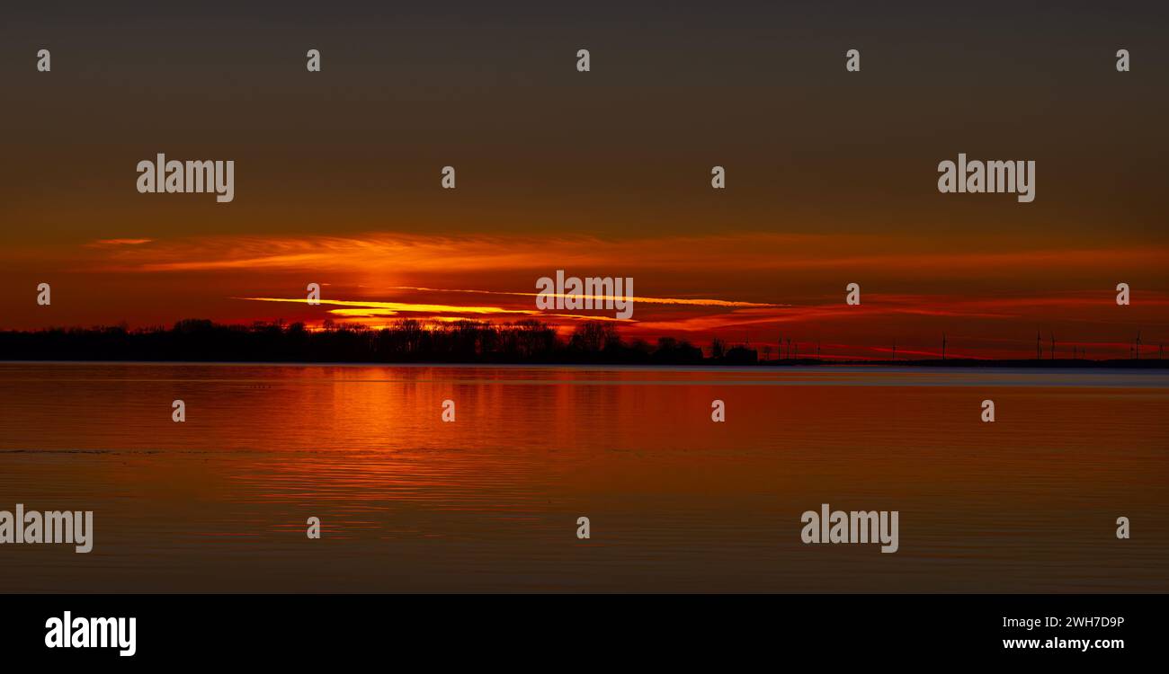 Couleurs d'un coucher de soleil en hiver sur le lac Ontario, Canada Banque D'Images