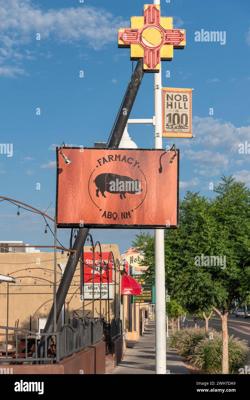 Signe pour Farmacy, un restaurant, avec le symbole Zia en haut du pôle sur Central Avenue, route 66, la route mère à Nob Hill, Albuquerque, Nouveau Mexique, États-Unis. Banque D'Images