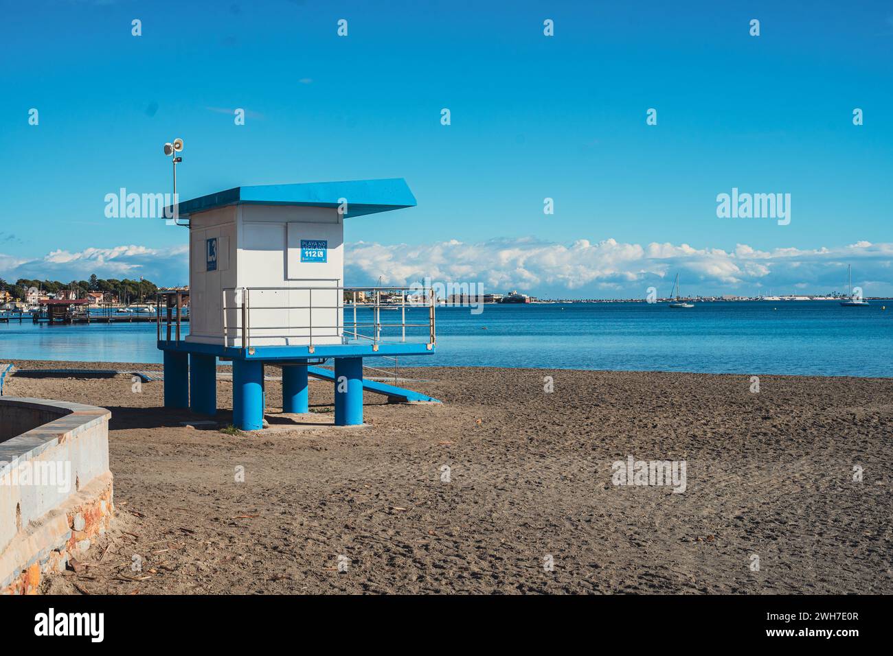 Un poste de sauveteur compact perché sur le rivage d'une plage Banque D'Images