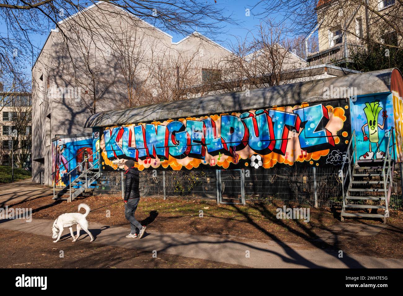 Graffiti sur un vieux wagon de chemin de fer au parc Klingelpuetz, Cologne, Allemagne. Graffiti auf einem alten Eisebahnwaggon am Klingelpuetzpark, Koeln, Deutsc Banque D'Images