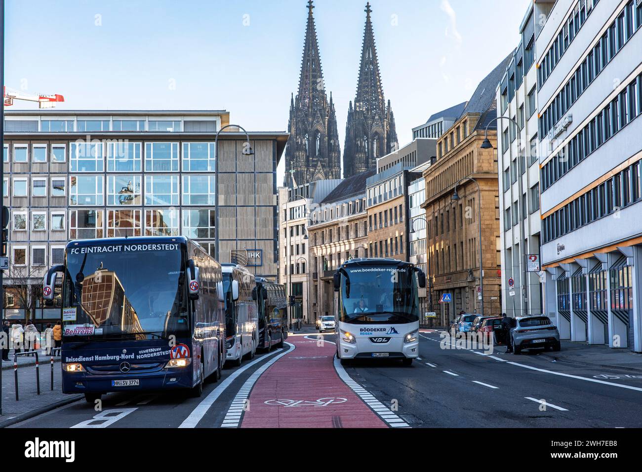 Autocars et piste cyclable élargie sur la rue Gereon, la cathédrale, Cologne, Allemagne. Reisebusse und verbreiterter Radweg auf der Gereonstrasse, der Banque D'Images