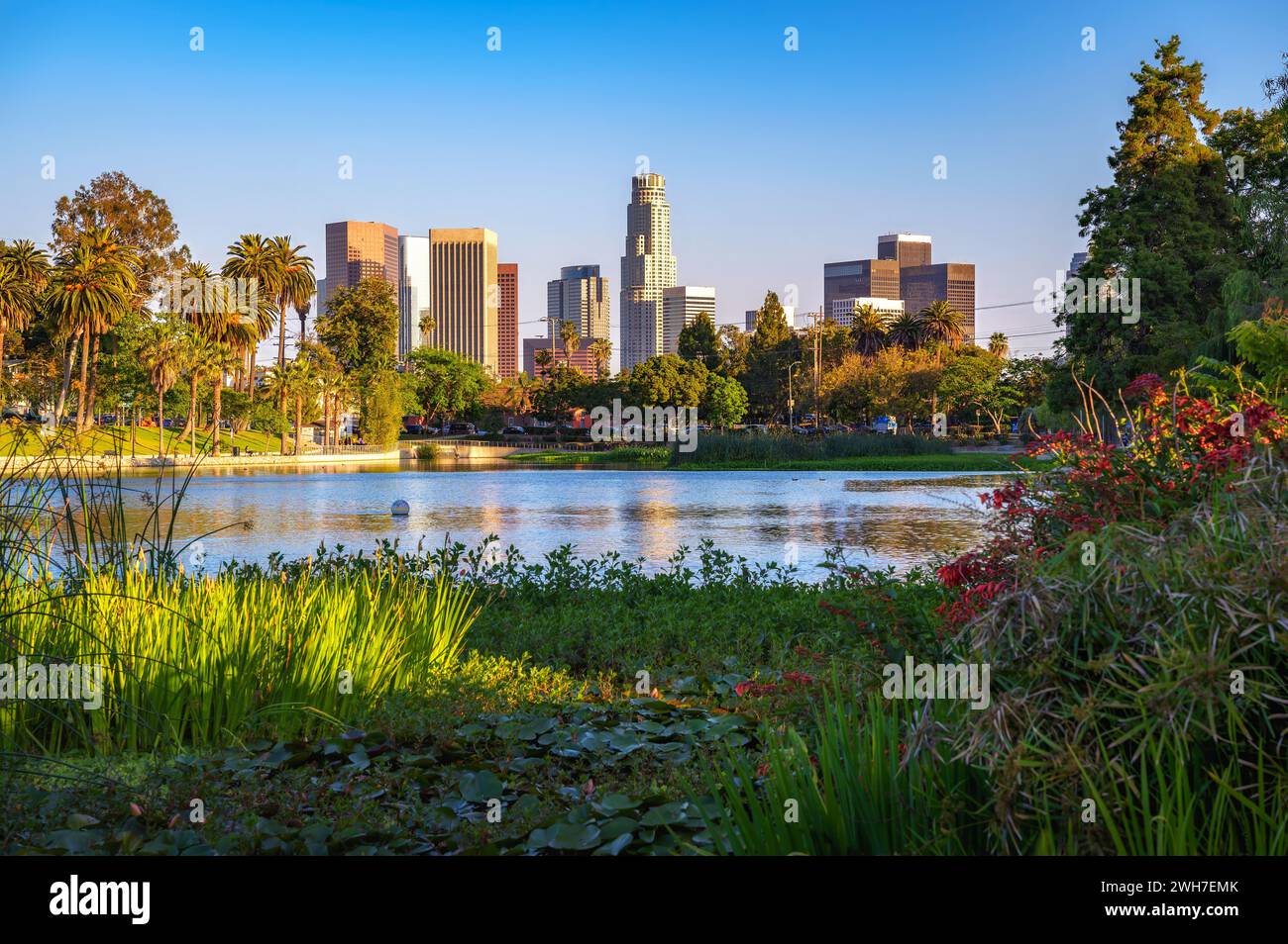Horizon du centre-ville de Los Angeles en Californie pendant le coucher du soleil depuis Echo Lake Park Banque D'Images